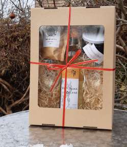 darčekový balíček s vínom, pohármi, kávou a hroznovým želé