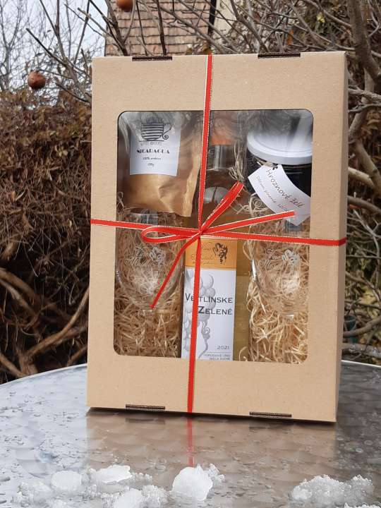 darčekový balíček s vínom, pohármi, kávou a hroznovým želé